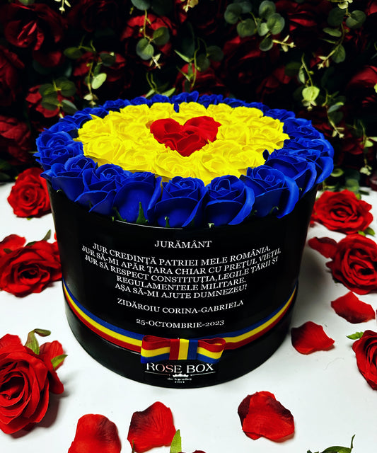 Cutie neagră mare cu tricolor și 51 trandafiri inscripționată cu mesaj personalizat