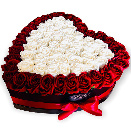 Cutie inimă cu trandafiri roșii&albi cu contur