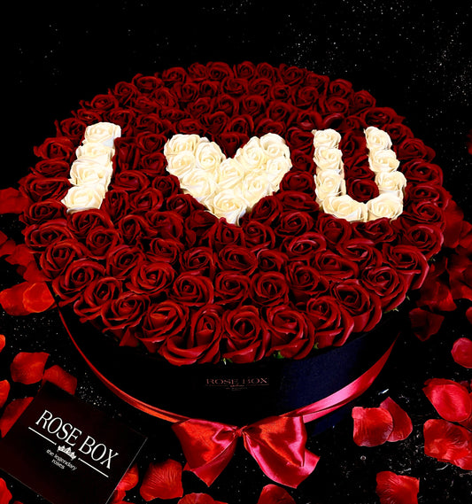 Cutie mare 101+ trandafiri roșii cu textul “I love you” scris cu trandafiri albi