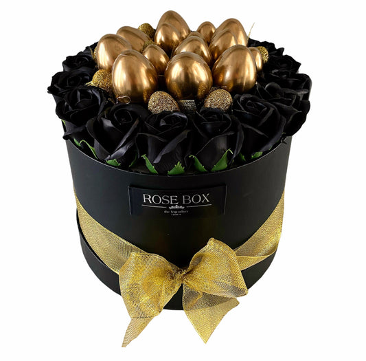 Cutie neagră medie cu 17 trandafiri negrii și oua aurii