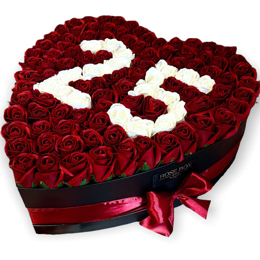 Cutie inima neagră cu 71 trandafiri rosii&albi personalizata cu număr/litera