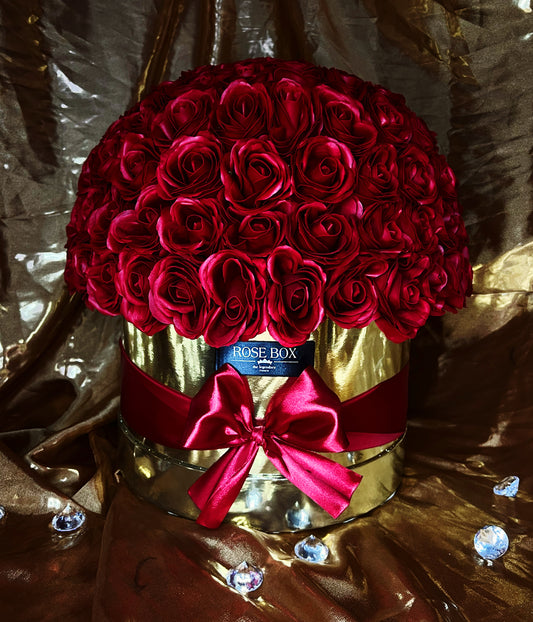 Cupolă imensă auriu cromat cu 125 trandafiri mari, dublii roșii