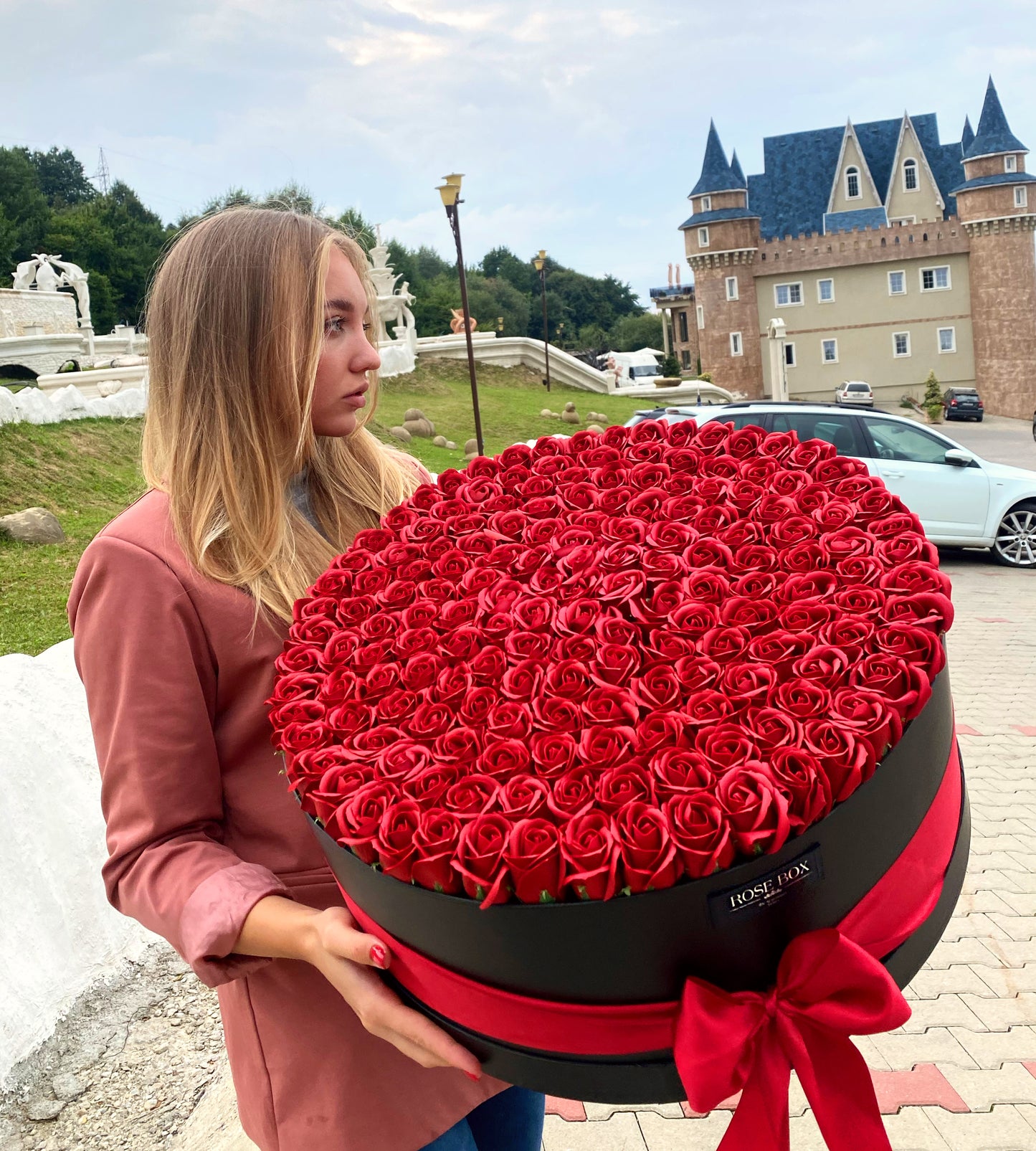 Cutie imensa rotundă neagră rotundă cu 201 trandafiri roșii