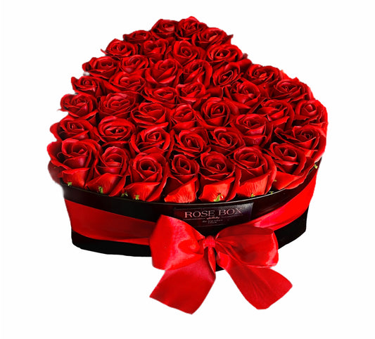 Cutie neagră inimă cu 41 trandafiri roșu închis