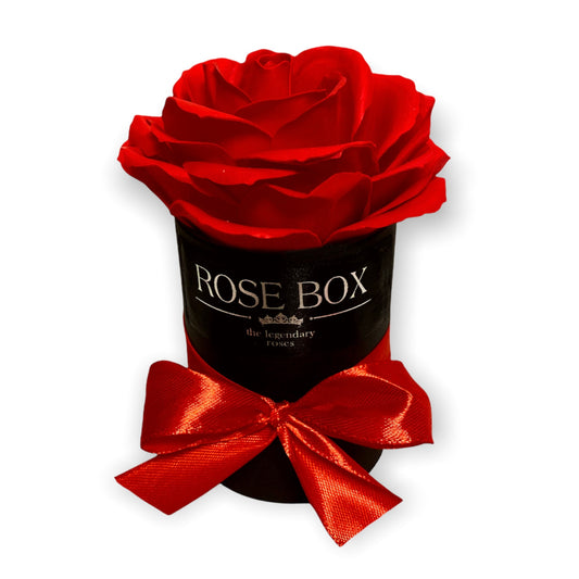 Mărțișor-Cutie mică neagră cu un trandafir mare roșu