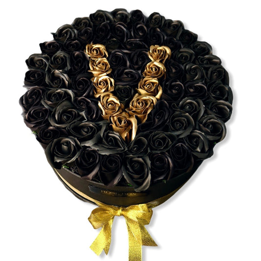 Cutie mare neagră cu 65 de trandafiri personalizata cu număr/ litera auriu&negru