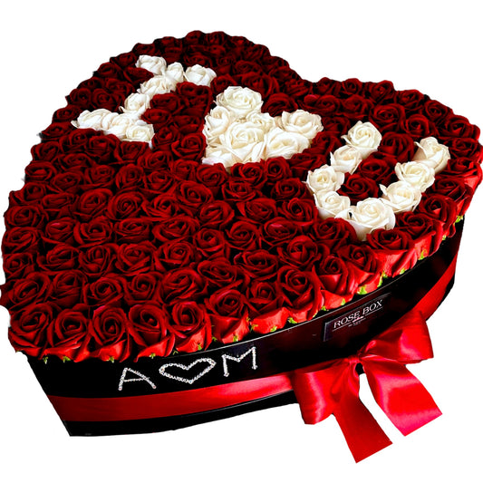 Cutie imensa inimă cu 181 trandafiri roșii și textul “ I love you” cu trandafiri albi