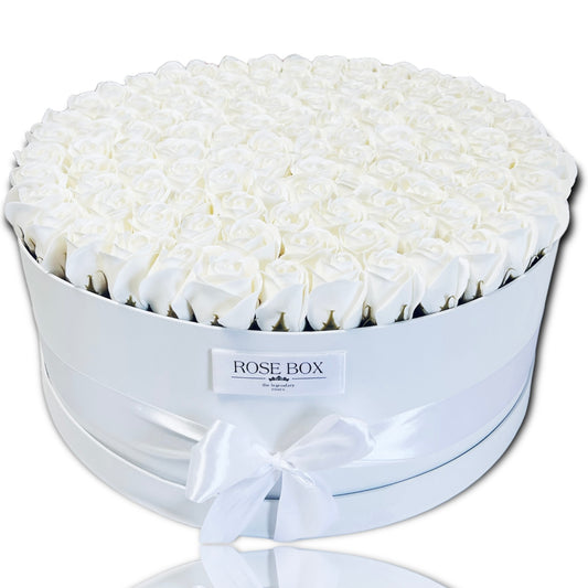 Cutie albă rotundă cu 101 trandafiri albi