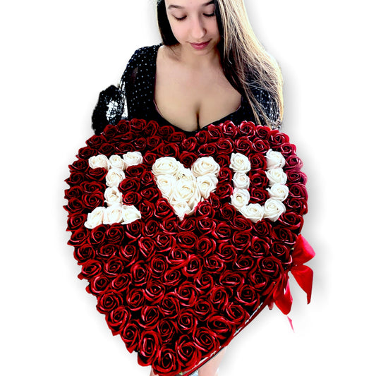 Cutie imensa inimă cu 181 trandafiri roșii și textul “ I love you” cu trandafiri albi