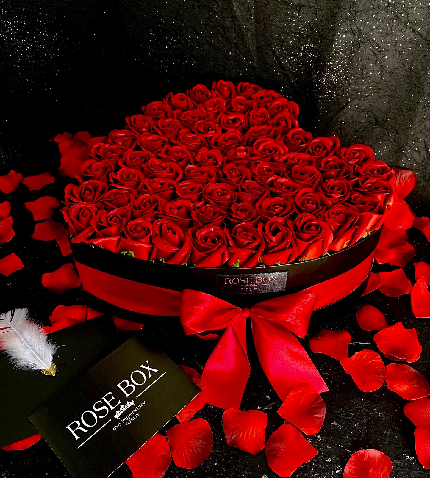 Cutie mare inimă neagră cu 65 trandafiri roșii