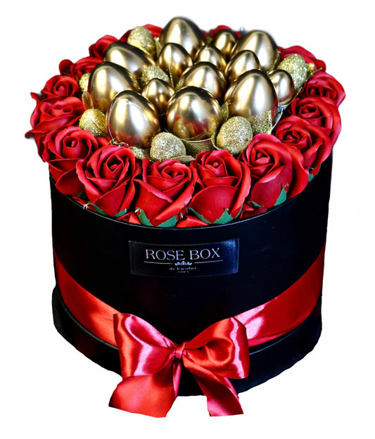 Cutie medie neagră cu oua aurii și 17 trandafiri roșii - ORICE CULOARE
