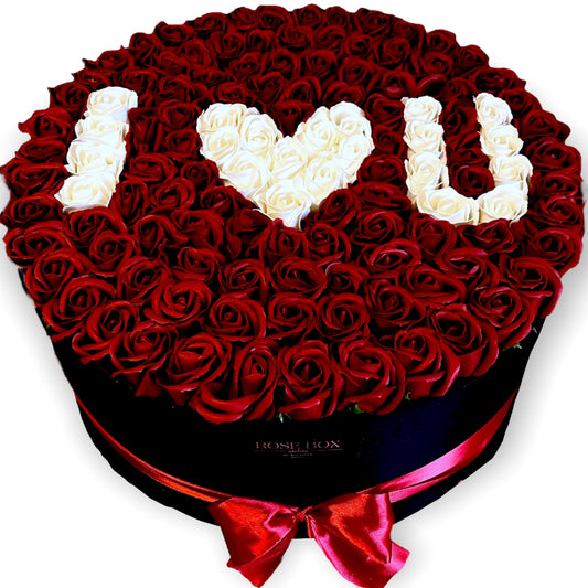 Cutie mare 101+ trandafiri roșii cu textul “I love you” scris cu trandafiri albi