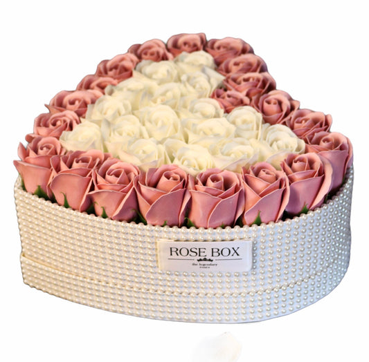 Cutie inimă cu perle albe cu 35 trandafiri roz pudra și alb
