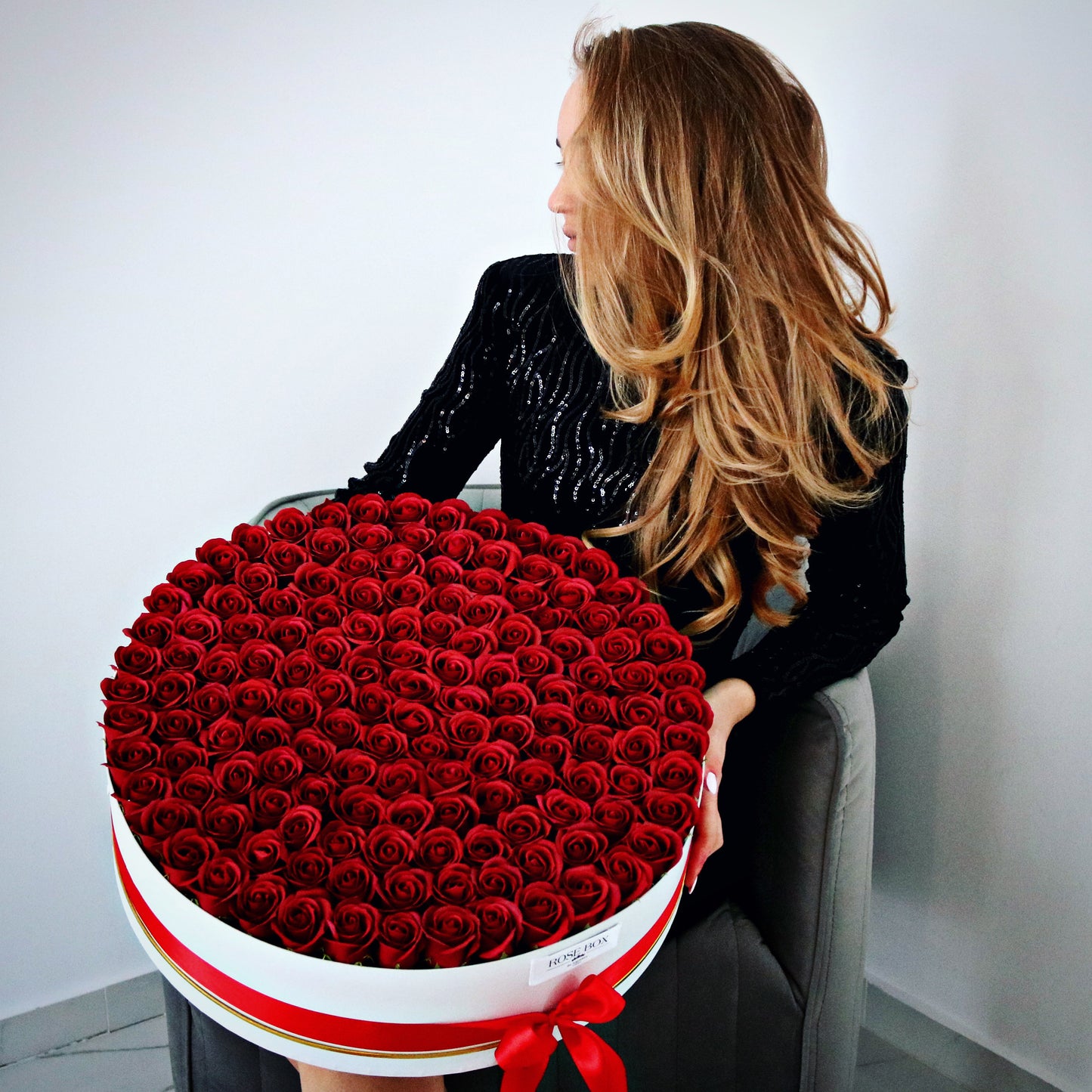 Cutie gigantica cu 181 de trandafiri roșu închis