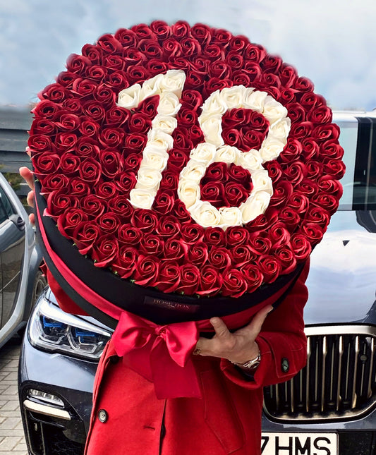 Cutie imensa neagră din satin cu 151 trandafiri roșii personalizata cu număr/litera
