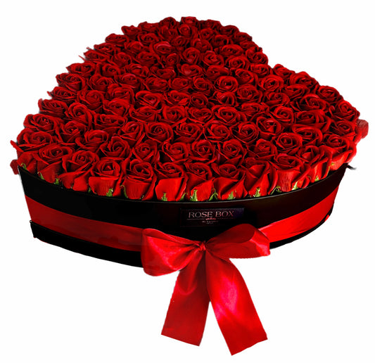 Cutie mare inimă neagră cu 101 trandafiri roșii