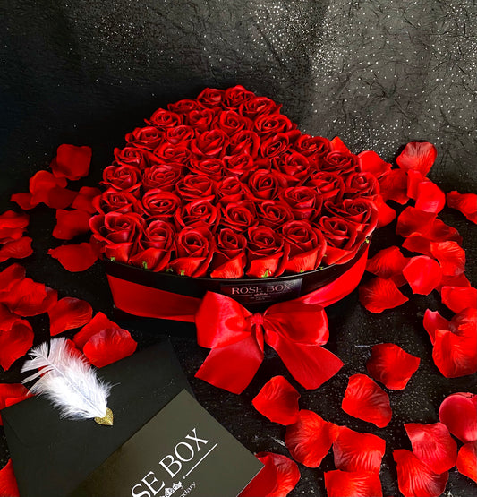 Cutie neagră inimă cu 41 trandafiri roșu închis