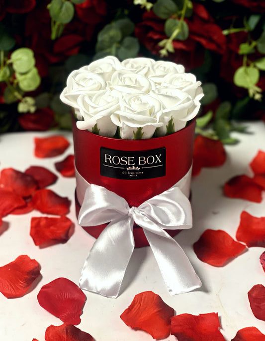 Cutie mică roșu metalizat cu 9 trandafiri albi