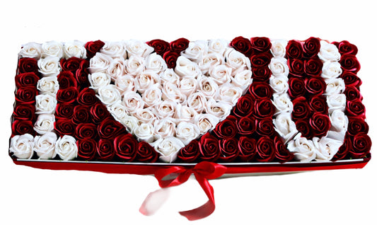 Cutie gigantica dreptunghiulara  cu 121 trandafiri cu textul “I love you”