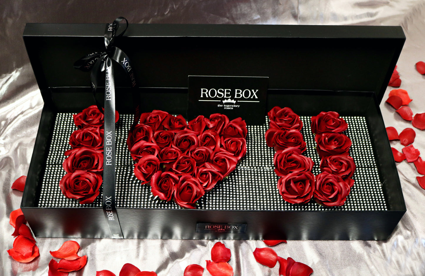 Cutie mare neagră cu capac și cristale cu trandafiri mari roșu închis cu textul “I love you”
