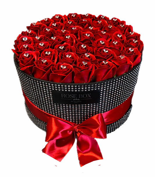 Cutie neagra cu cristale cu 45 trandafiri roșii cu cristale