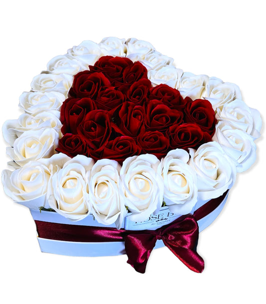 Cutie inimă albă cu 35 trandafiri