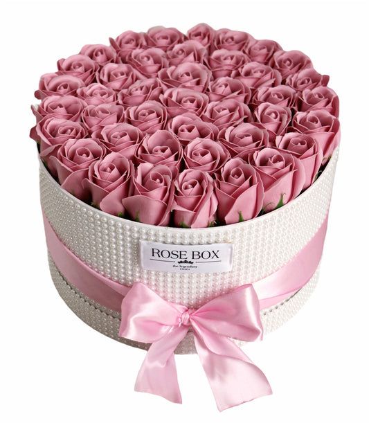 Cutie cu perle albe cu 45 trandafiri roz pudra